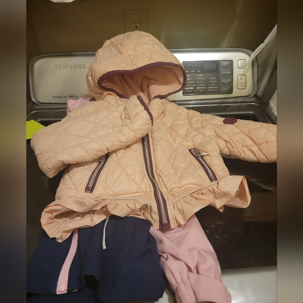 Micheal Micheal kors Toddler Pink puff jacket with a hood. No stain nor tares.